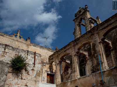 Al centro del loggiato si sviluppa in altezza un piccolo campanile a vela, ormai privo di campana...